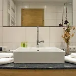Spacious Near Area In Apartment