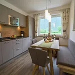 Spacious Near Area In Apartment