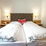 Spacious Near Area In Apartment