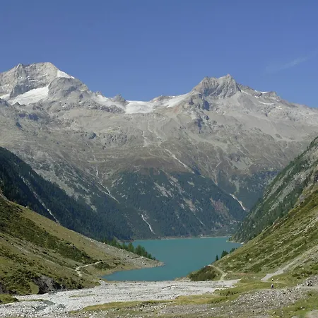 Spacious Near Area In *