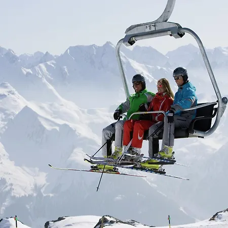 Spacious Near Area In 아파트