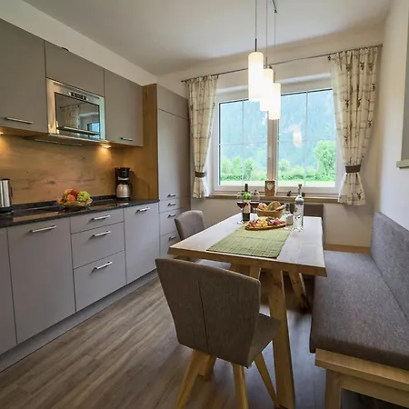 Spacious Near Area In Apartament