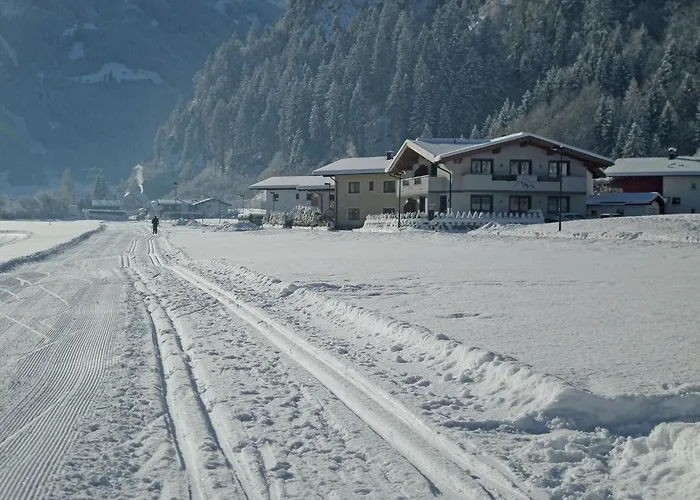 Spacious Near Area In דירה