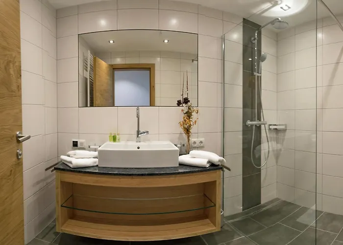 Spacious Near Area In *