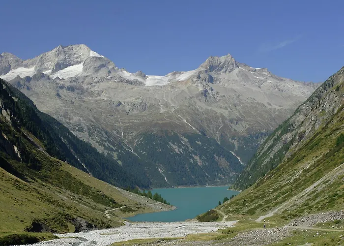 Spacious Near Area In *